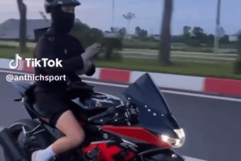 Cảnh sát triệu tập nam thanh niên 'múa quạt' khi lái xe Suzuki GSX 150R