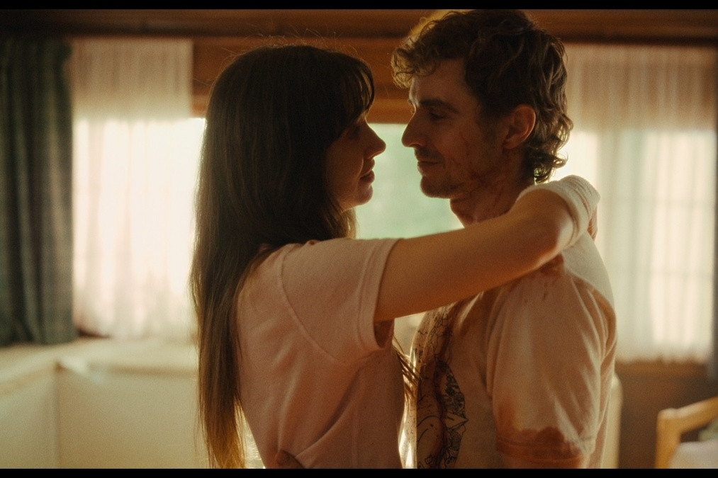 Cặp diễn viên là vợ chồng thật ngoài đời đóng phim 18+ nhận mưa lời khen