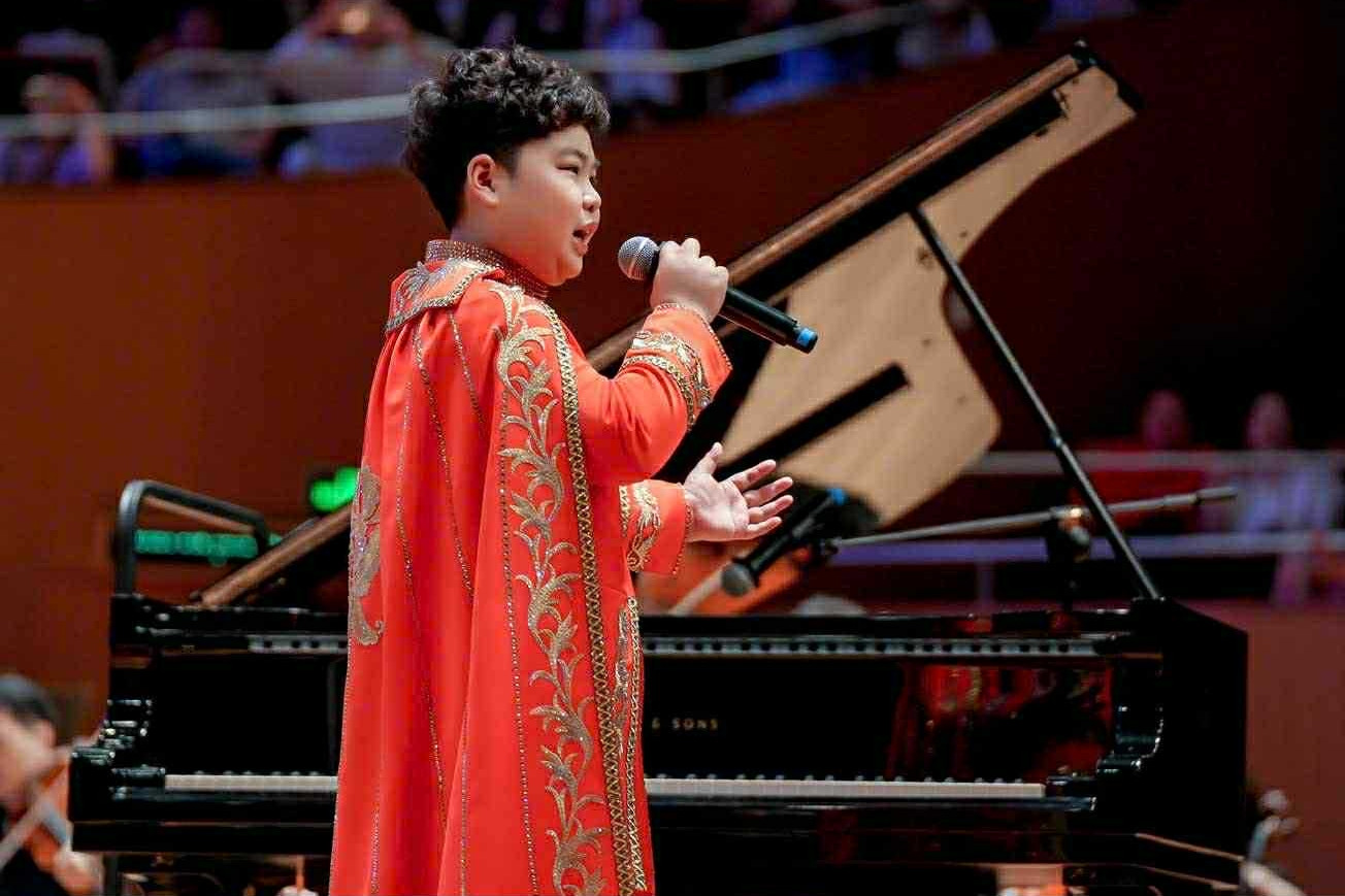Cậu bé Việt 13 tuổi hát 'Bến Thượng Hải' bằng tiếng Trung chinh phục các giáo sư