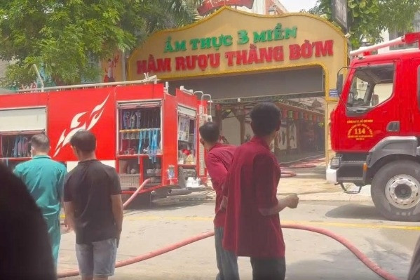 Cháy nhà hàng ở TPHCM, nhiều người tháo chạy, cảnh sát phải phong toả đường