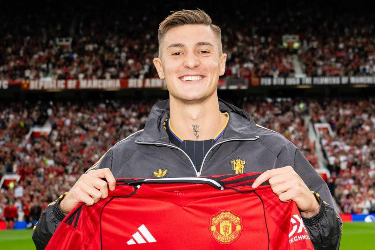 Chiêu mộ Sesko, MU bất ngờ 'xát muối' vào Barca