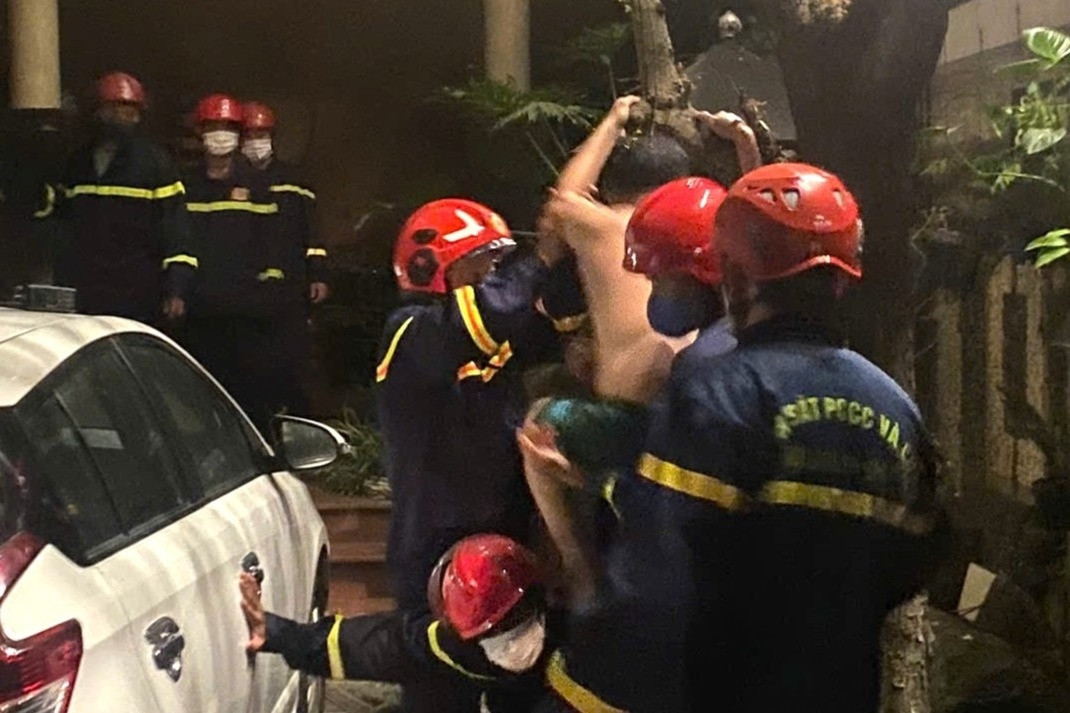 Cứu 5 người thoát khỏi đám cháy trong đêm