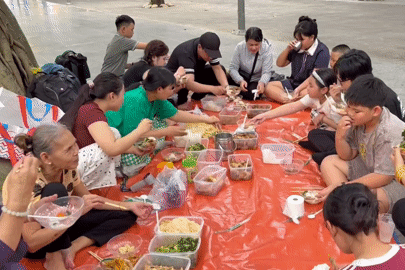 Đại gia đình ở TPHCM đi du lịch, đem theo cả túi to sườn kho, cơm trắng, cánh gà