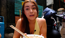 khach tay an pho via he Ha Noi 2.png
