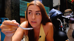 khach Tay an pho via he o Ha Noi 2.gif