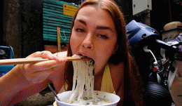 khach Tay an pho via he o Ha Noi 3.gif