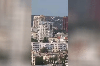 Khoảnh khắc UAV Ukraine phát nổ khi lao vào tòa nhà ở Nga, nhiều người bị thương