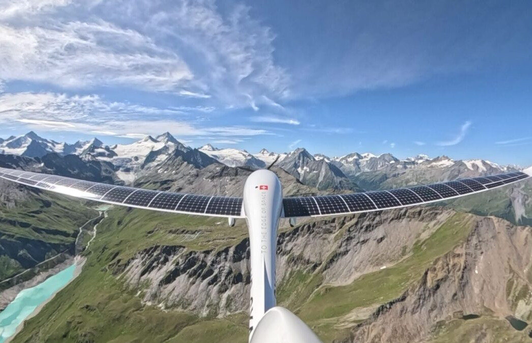 Máy bay chạy bằng năng lượng mặt trời đạt độ cao 8.224m