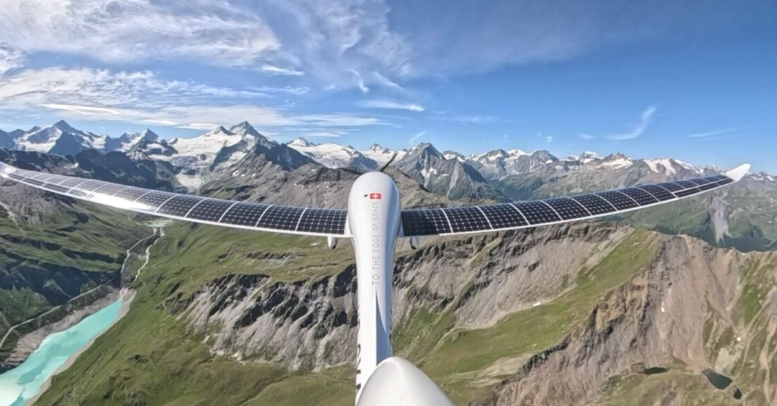 Máy bay chạy bằng năng lượng mặt trời đạt độ cao 8.224m