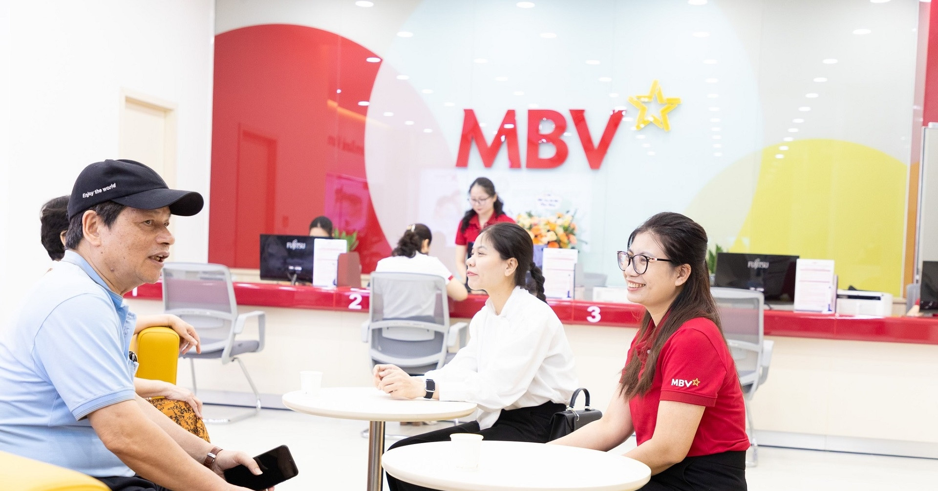 Một ngân hàng chuyển trụ sở chính cùng hơn 20 phòng giao dịch