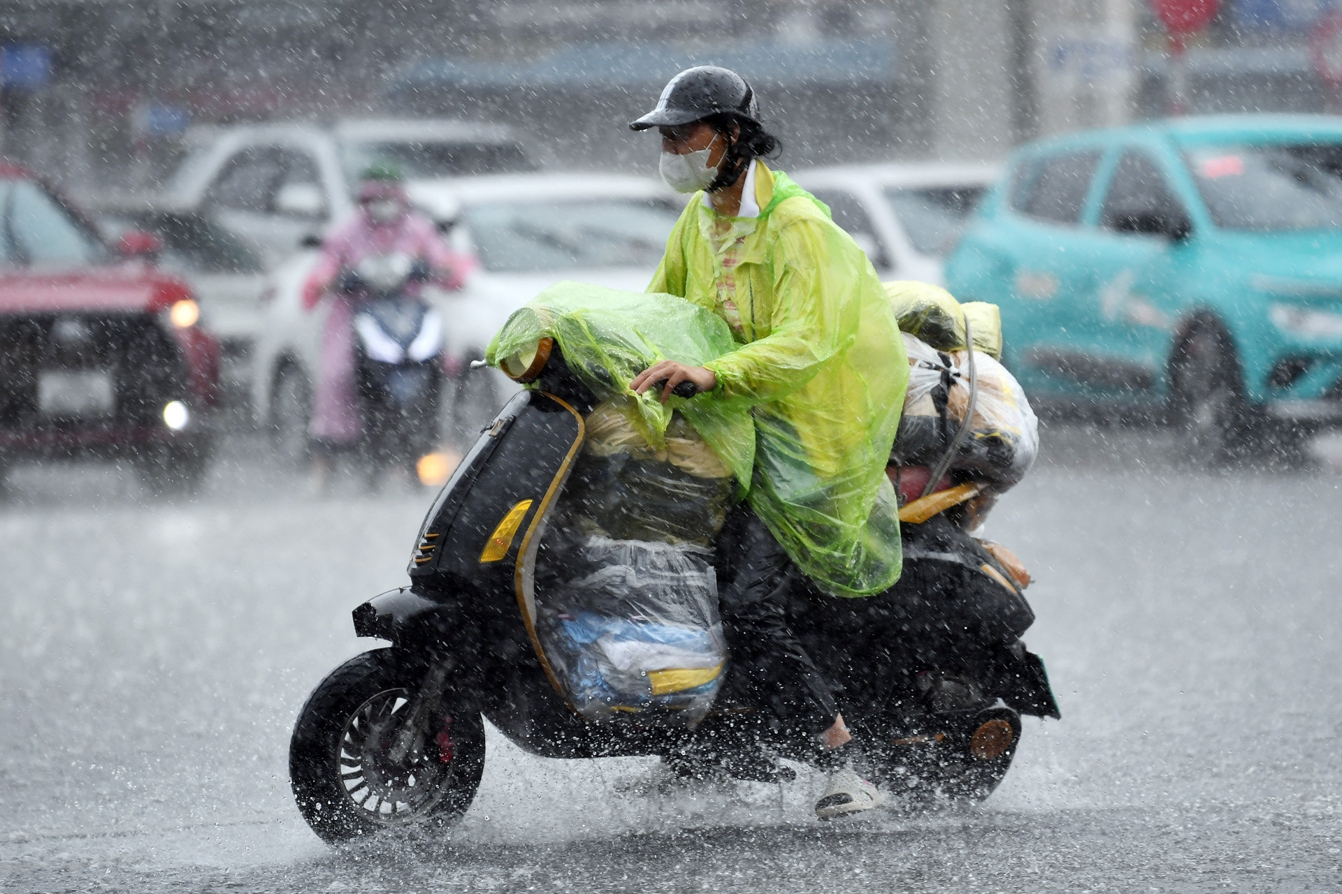 Miền Bắc mưa lớn như 'trút nước', chi tiết về lượng mưa và vùng tâm điểm