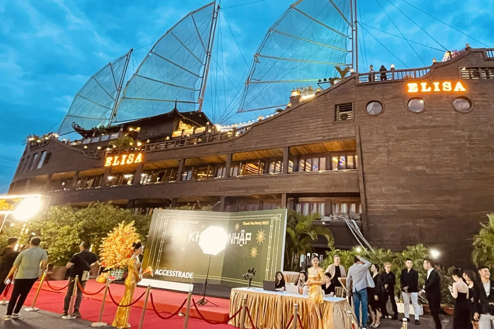 Ngân hàng rao bán đấu giá tàu nhà hàng nổi Elisa lớn nhất Việt Nam