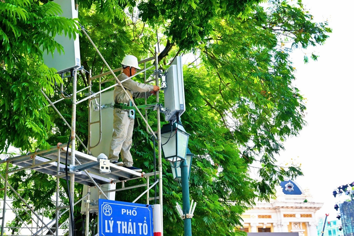 Nhân viên Viettel hối hả lắp trạm 5G phủ sóng toàn bộ sự kiện A80