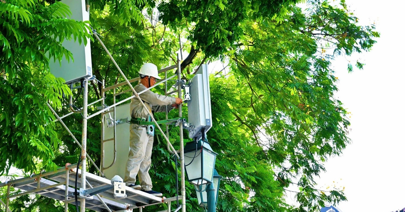Nhân viên Viettel hối hả lắp trạm 5G phủ sóng toàn bộ sự kiện A80