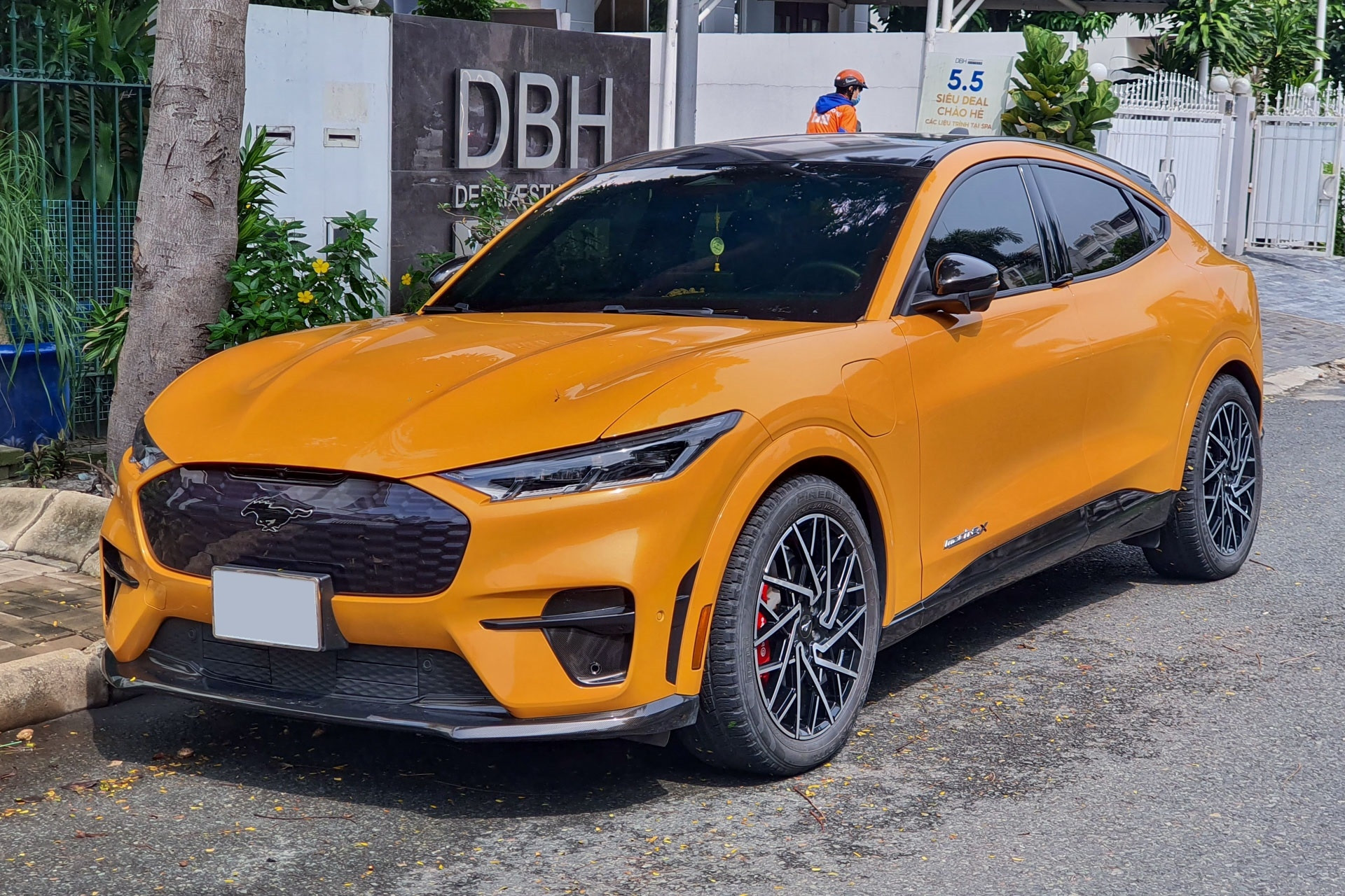 SUV điện Ford Mustang Mach-E GT hàng hiếm được đại gia Việt tậu về giá 5 tỷ
