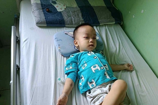 “Tôi từng mất 2 đứa con, xin mọi người hãy cứu con, đừng để cháu rời xa tôi nữa”