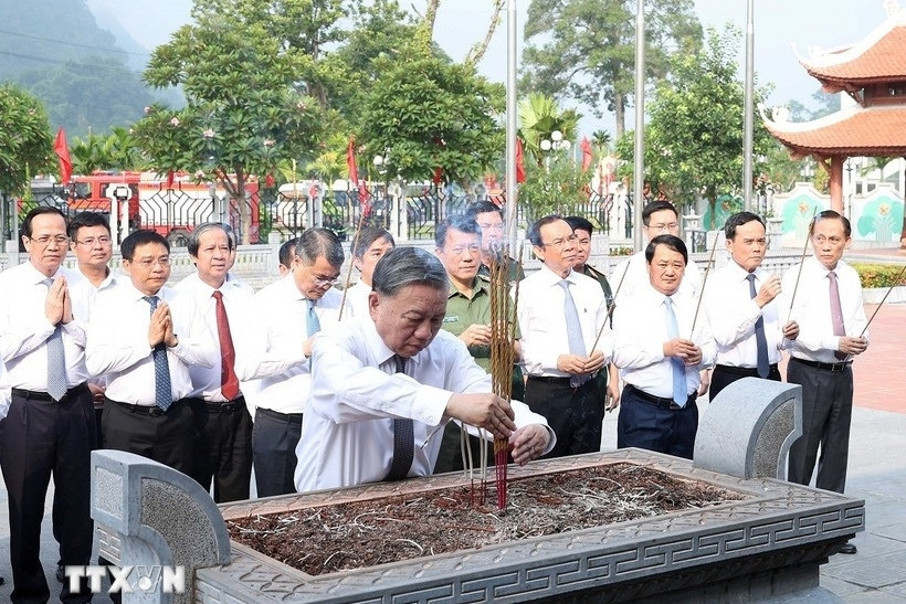 Tổng Bí thư dâng hương tại Khu tưởng niệm các tiền bối cách mạng tại Tuyên Quang