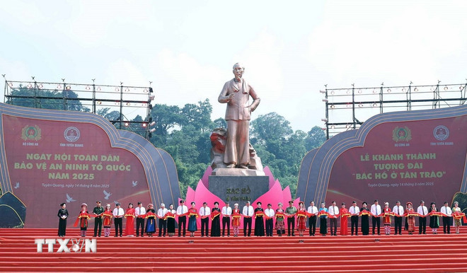 ttxvn-tong-bi-thu-to-lam-du-ngay-hoi-toan-dan-bao-ve-an-ninh-to-quoc-va-khanh-thanh-tuong-dai-bac-ho-o-tan-trao-8209753-3.jpg