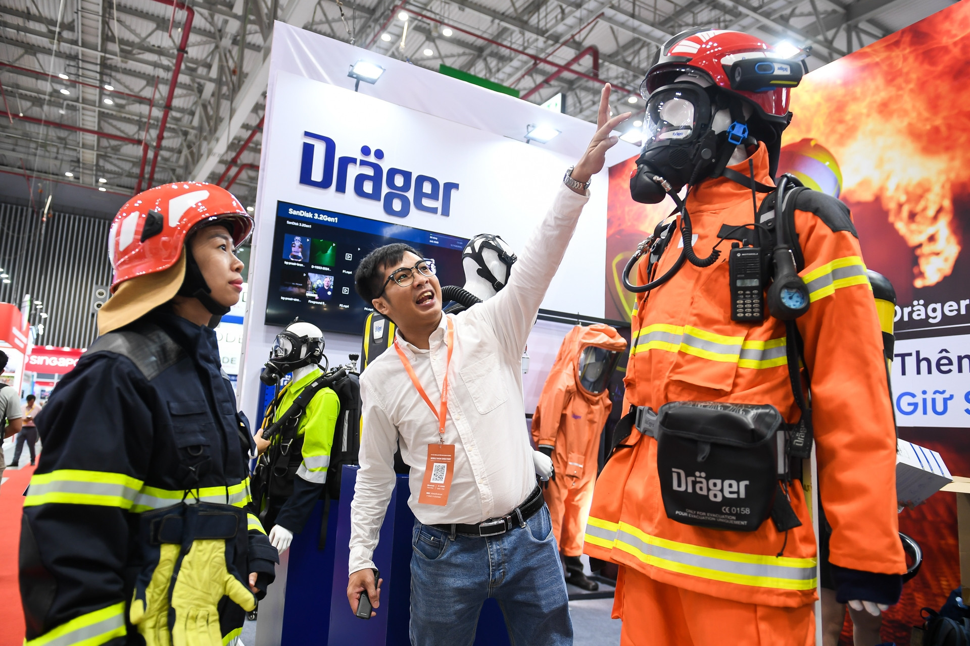 UAV chữa cháy, mũ đa năng 'Made in Việt Nam' tại triển lãm ở TPHCM