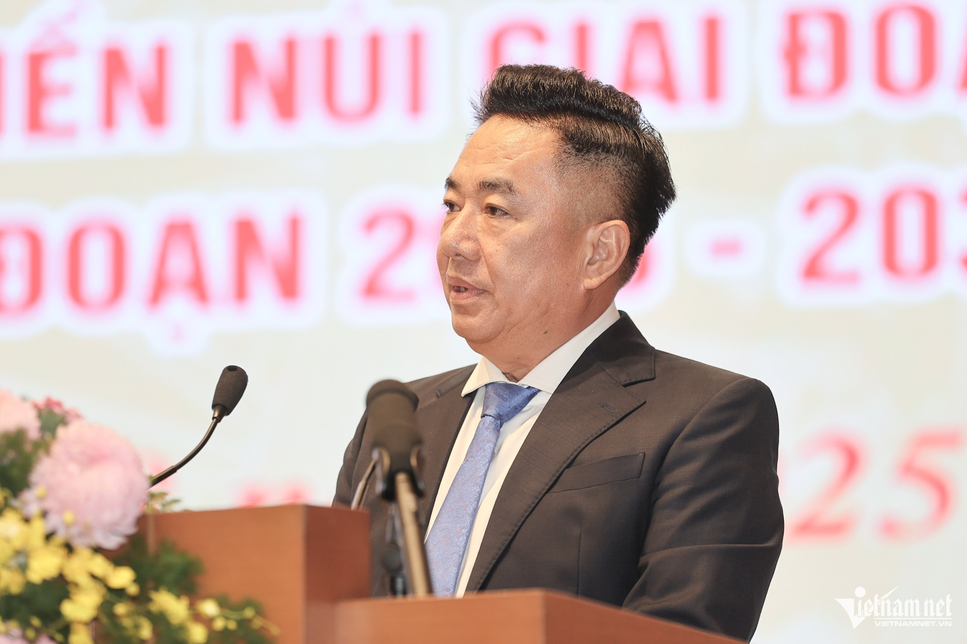 W-Ong Huynh Van Thuan Ngan hang Chinh sach xa hoi.jpg