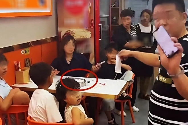 7 người vào nhà hàng chỉ gọi 1 bát mì, chủ quán nhờ dân mạng 'phân xử'