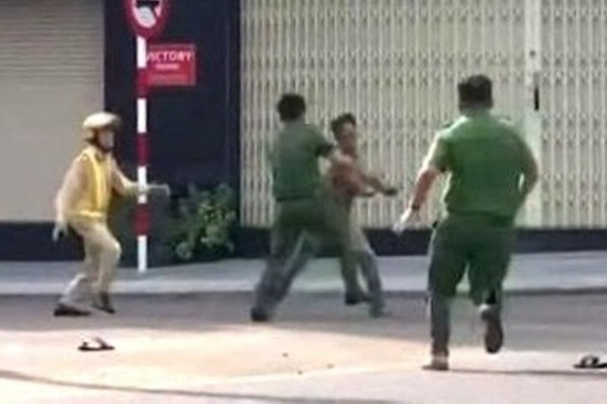 Bản tin chiều 15/8: Gây tai nạn, người đàn ông liều lĩnh tấn công cảnh sát