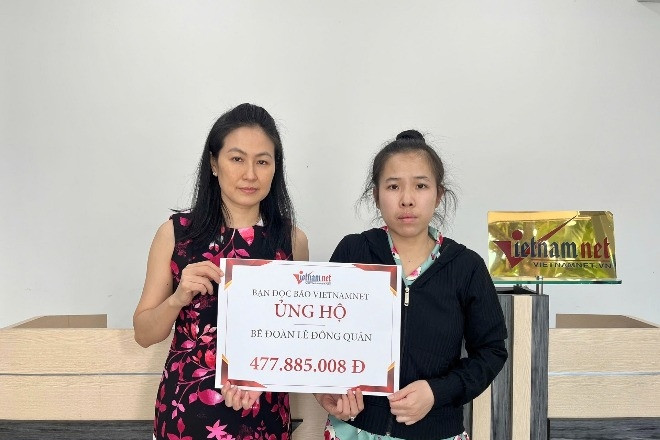 Báo VietNamNet trao hơn 470 triệu đồng tới bé Đông Quân bị xơ gan
