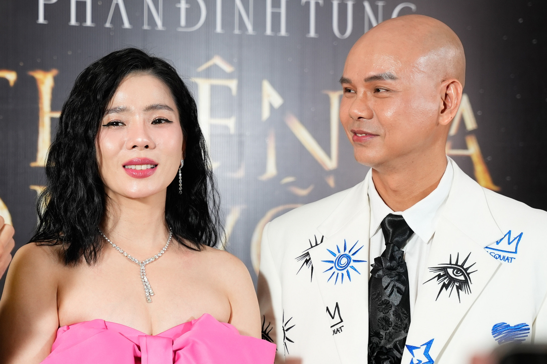 Ca sĩ Lệ Quyên mặc sexy đến mừng Phan Đinh Tùng