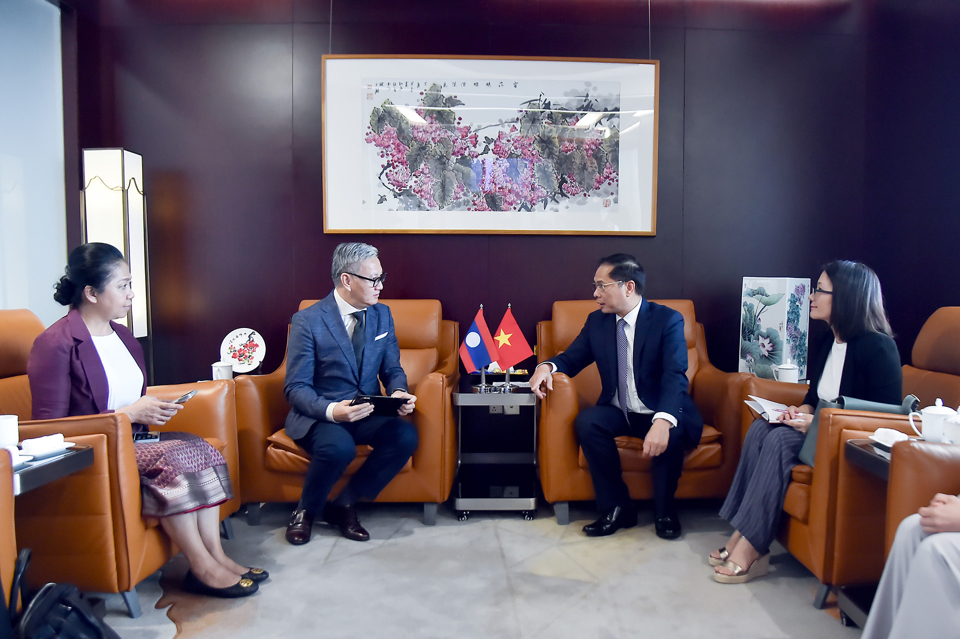 Gặp BTNG Lào ảnh 2.jpg