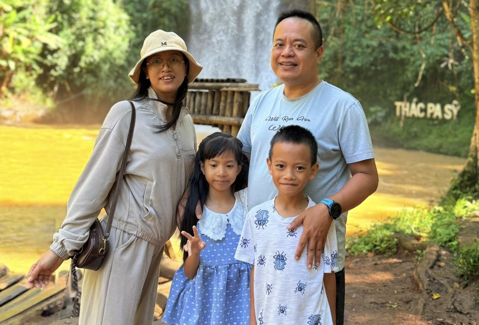 Gia đình Hà Nội 5 năm tiết kiệm tiền đi xuyên Việt, lần đầu ở làng nhiều không