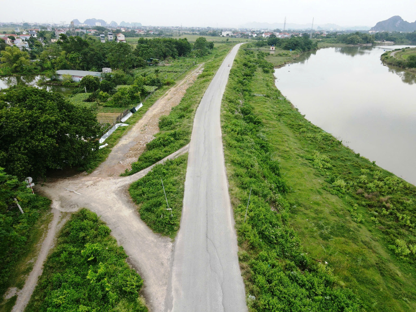 Mặt đê trong dự án đang bị thanh tra ở Ninh Bình “biến dạng”