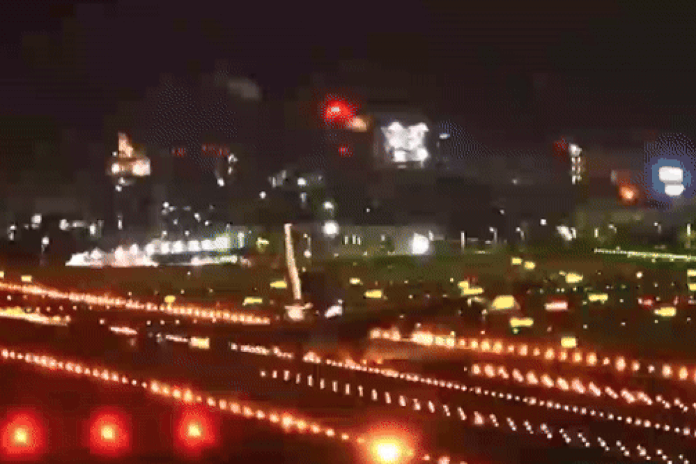 Khoảnh khắc cánh máy bay ma sát với đường băng tóe lửa lúc hạ cánh