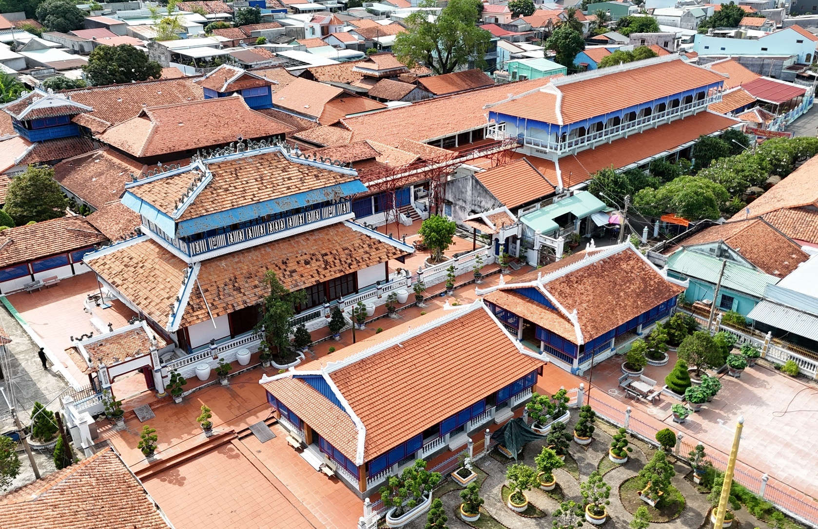 Kiến trúc độc đáo của quần thể hơn 100 tuổi dưới sườn núi ở TPHCM