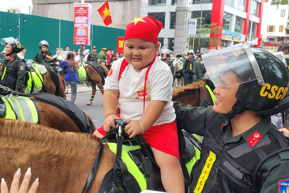 Kỵ binh biểu diễn trên phố, em bé Hải Phòng thích thú lần đầu lên lưng ngựa