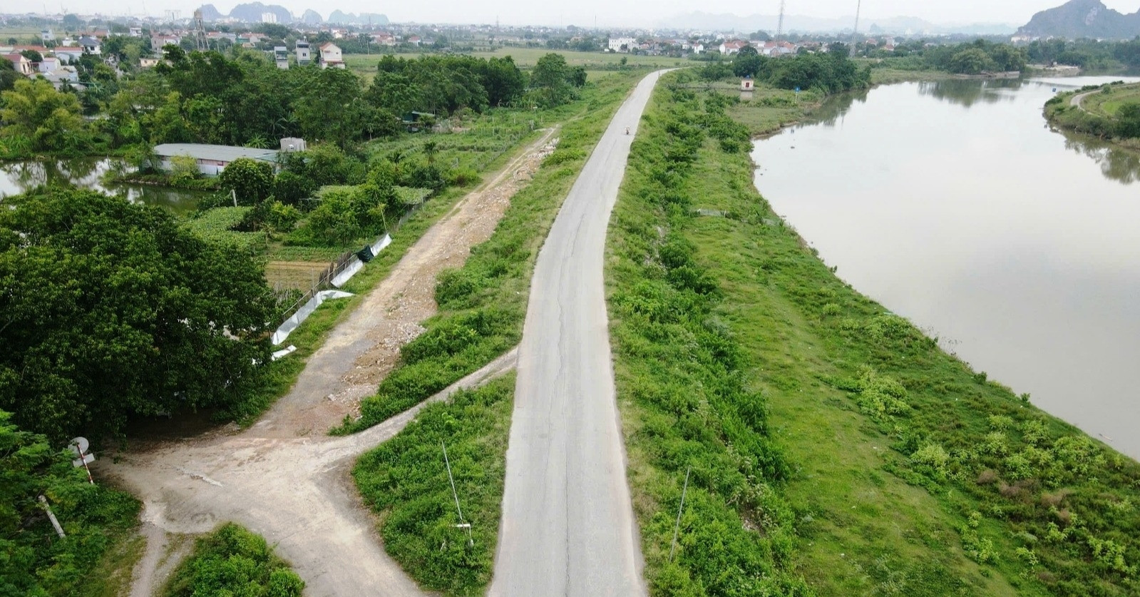Mặt đê trong dự án đang bị thanh tra ở Ninh Bình “biến dạng”