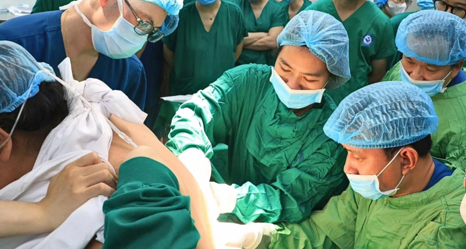 Mổ cấp cứu lấy thai cho người phụ nữ nặng 178kg