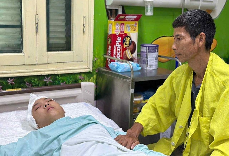 Một mình gánh nợ, người cha già nỗ lực giành sự sống cho hai con sau tai nạn