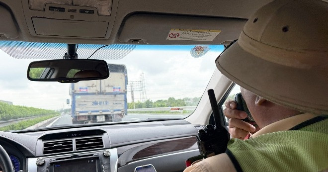 Ngày đầu thí điểm, cảnh sát gọi loa yêu cầu xe tải &amp;apos;không chiếm làn 1 cao tốc&amp;apos;