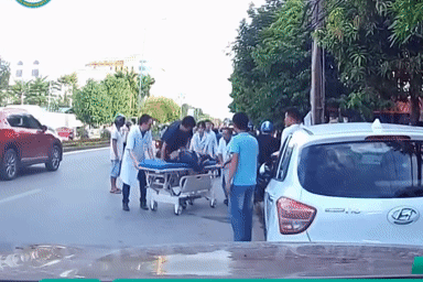 Nhân viên y tế trèo lên băng ca đang di chuyển, ép tim cứu người giữa phố