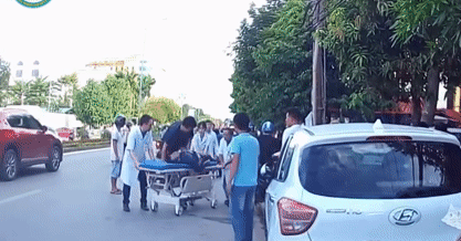 Nhân viên y tế trèo lên băng ca đang di chuyển, ép tim cứu người giữa phố