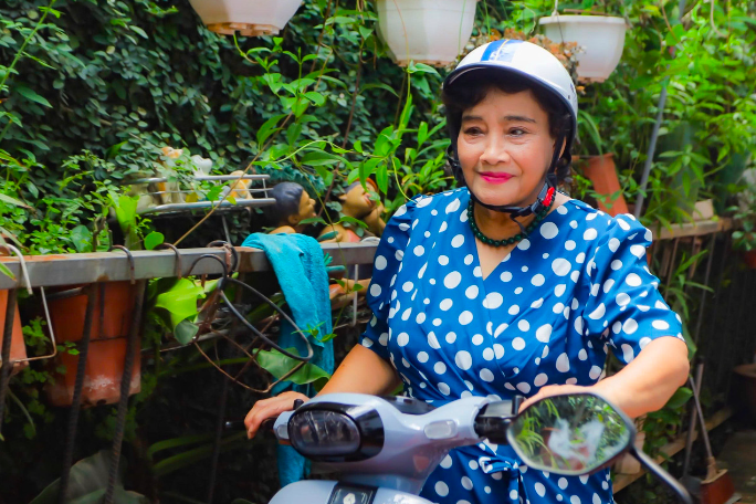 NSND Thanh Tú 81 tuổi vẫn đi xe máy, bơi 1.000m mỗi ngày