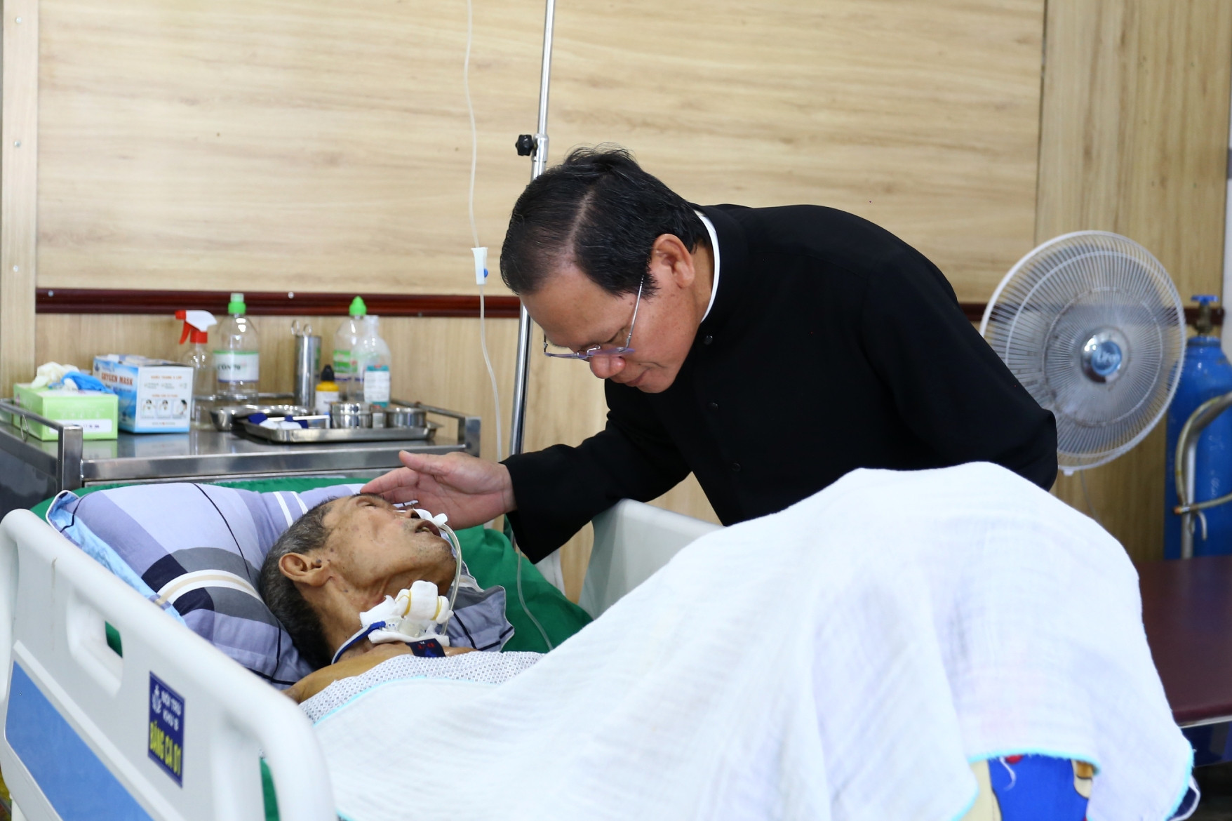 Phòng khám của các 'bác sĩ áo đen', nơi xoa dịu cả thể xác và tâm hồn người bệnh