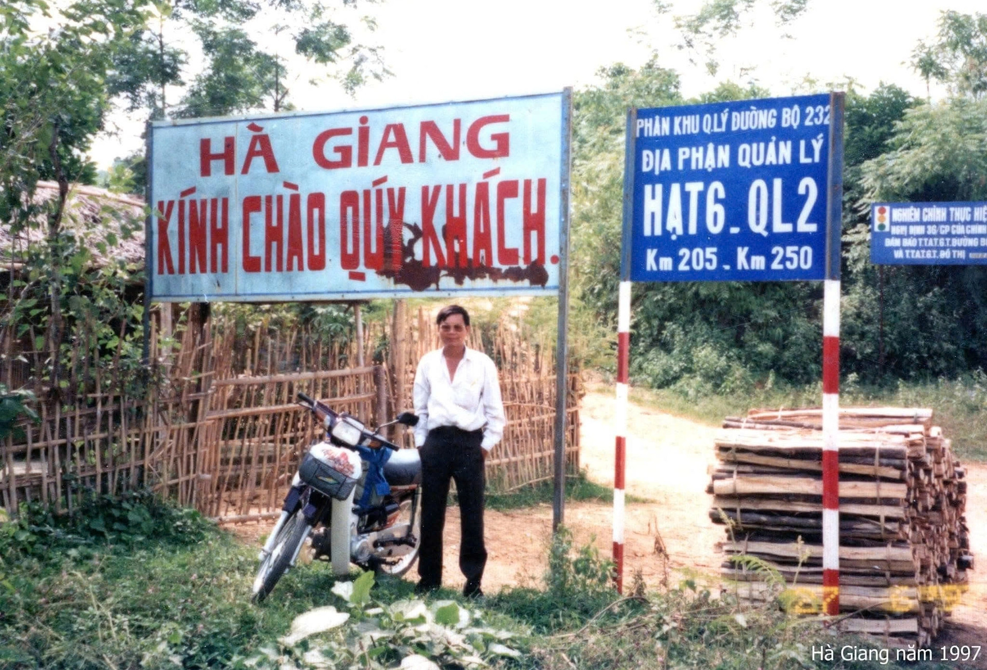 'Phượt thủ đời đầu' lái xe máy 6 cây vàng đi du lịch, có loạt ảnh gây sốt mạng