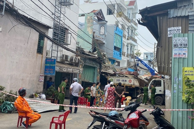 Sau tiếng nổ lớn tại công ty ép kính, nhiều nhà dân bị xé toạc