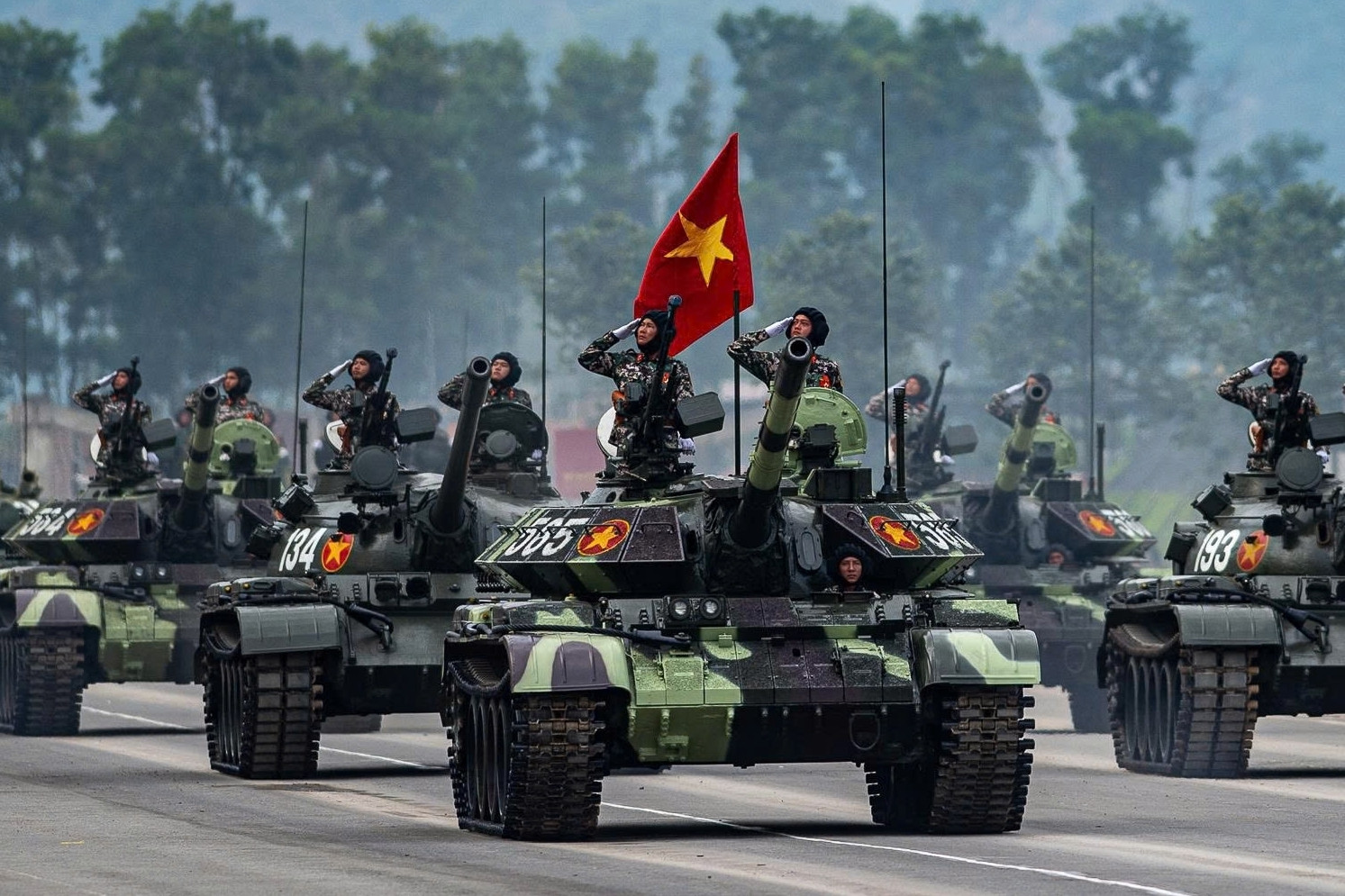 Trang bị đặc biệt giúp xe tăng, xe thiết giáp diễu binh trên đường nhựa