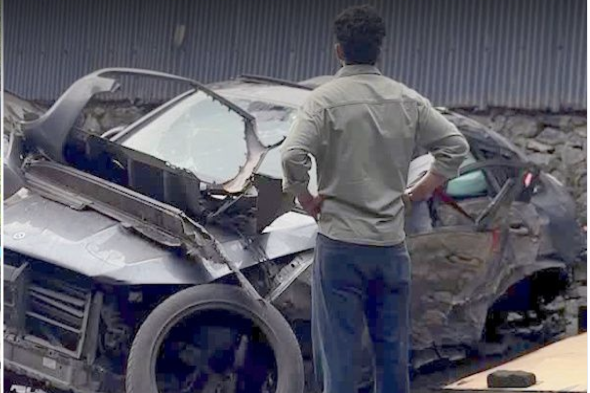 Xe sang Mercedes-Benz gặp tai nạn vỡ nát toàn thân, vẫn cứu mạng được chủ xe