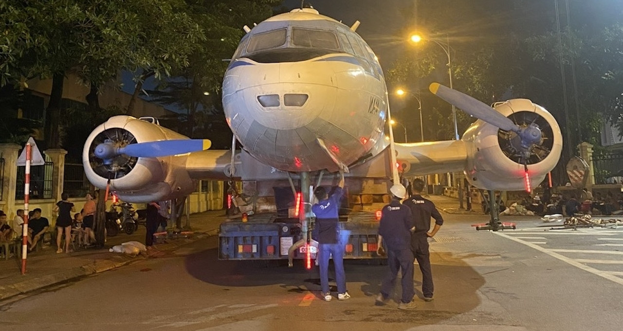 Xuyên đêm đưa chuyên cơ từng chở Bác Hồ sang Triển lãm quốc gia