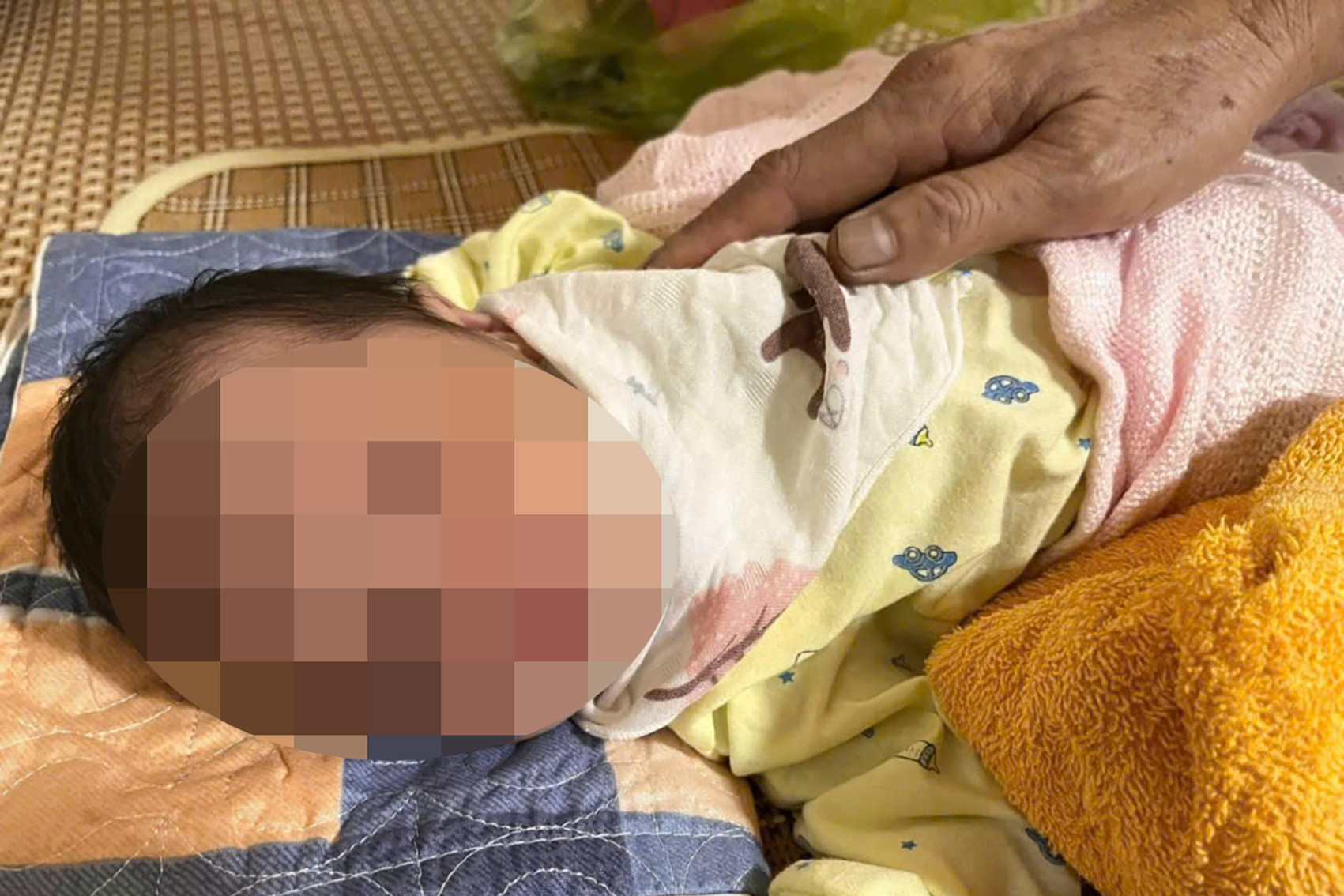 Bé gái sơ sinh bị bỏ rơi trong đêm, mẹ để lại thư: Chỉ muốn giao con cho nhà chùa