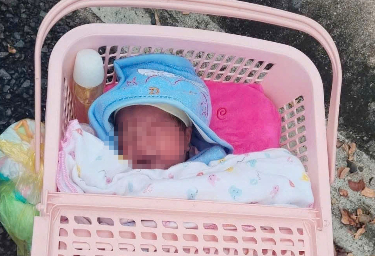 Bé sơ sinh bị bỏ rơi trước công ty, chính quyền mong người mẹ suy nghĩ lại