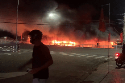 Biển lửa cuồn cuộn bao trùm chợ thực phẩm, cảnh sát phong toả đường để chữa cháy